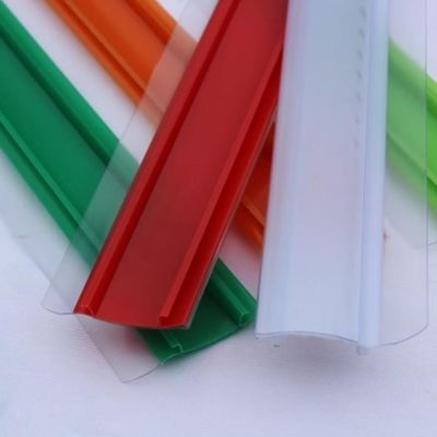 ผู้ถือตั๋วป้ายราคา PVC เครื่องรีดเส้นพลาสติกโปรไฟล์
