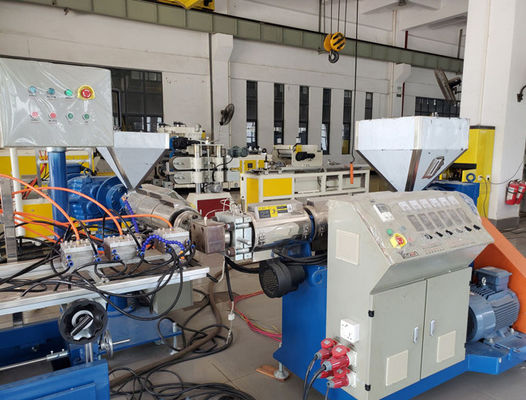 เครื่องรีดแถบข้อมูลชั้นวาง PVC สายการผลิตโปรไฟล์ Pvc